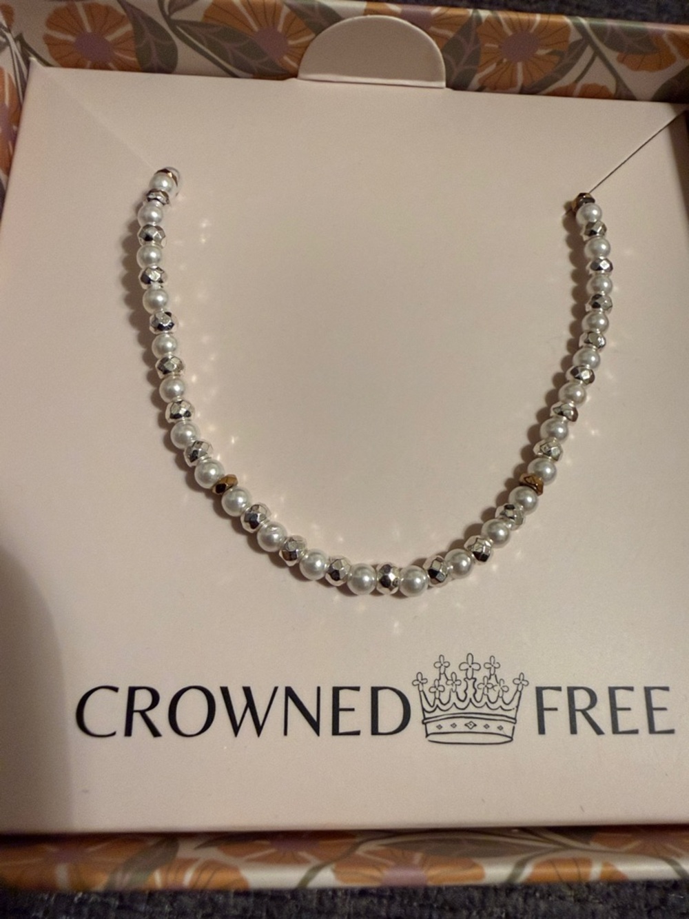 Crowned Free Pearl and Silver Bead Choker - White/Silver